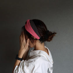 おうち時間のまとめ髪をお洒落に／ふわふわダブルガーゼトリプルカラーヘアバンド／チェリーピンク×チャコール×ブラック 5枚目の画像