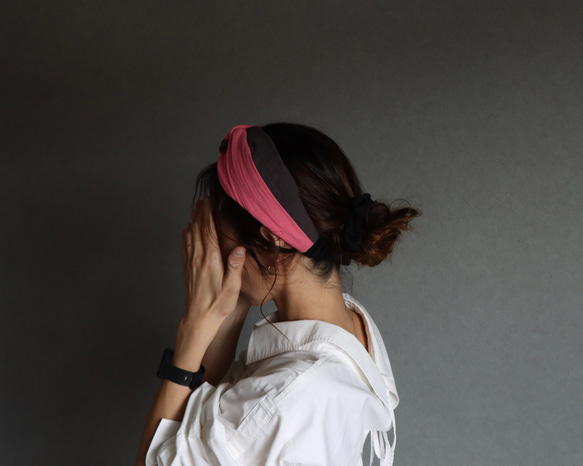 おうち時間のまとめ髪をお洒落に／ふわふわダブルガーゼトリプルカラーヘアバンド／チェリーピンク×チャコール×ブラック 5枚目の画像