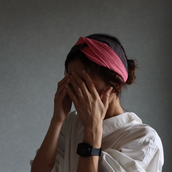 おうち時間のまとめ髪をお洒落に／ふわふわダブルガーゼトリプルカラーヘアバンド／チェリーピンク×チャコール×ブラック 1枚目の画像