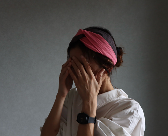 おうち時間のまとめ髪をお洒落に／ふわふわダブルガーゼトリプルカラーヘアバンド／チェリーピンク×チャコール×ブラック 1枚目の画像