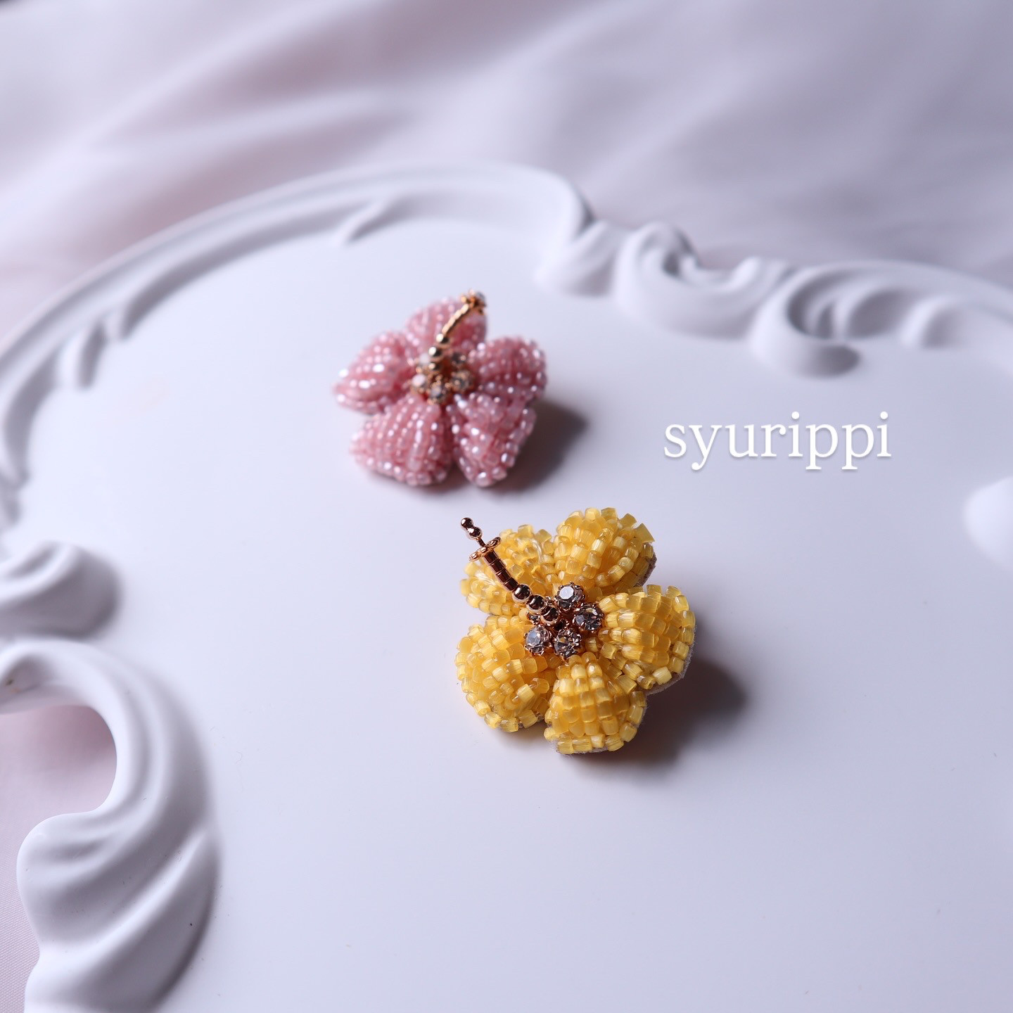 ハイビスカスのビーズ刺繍ブローチ｜