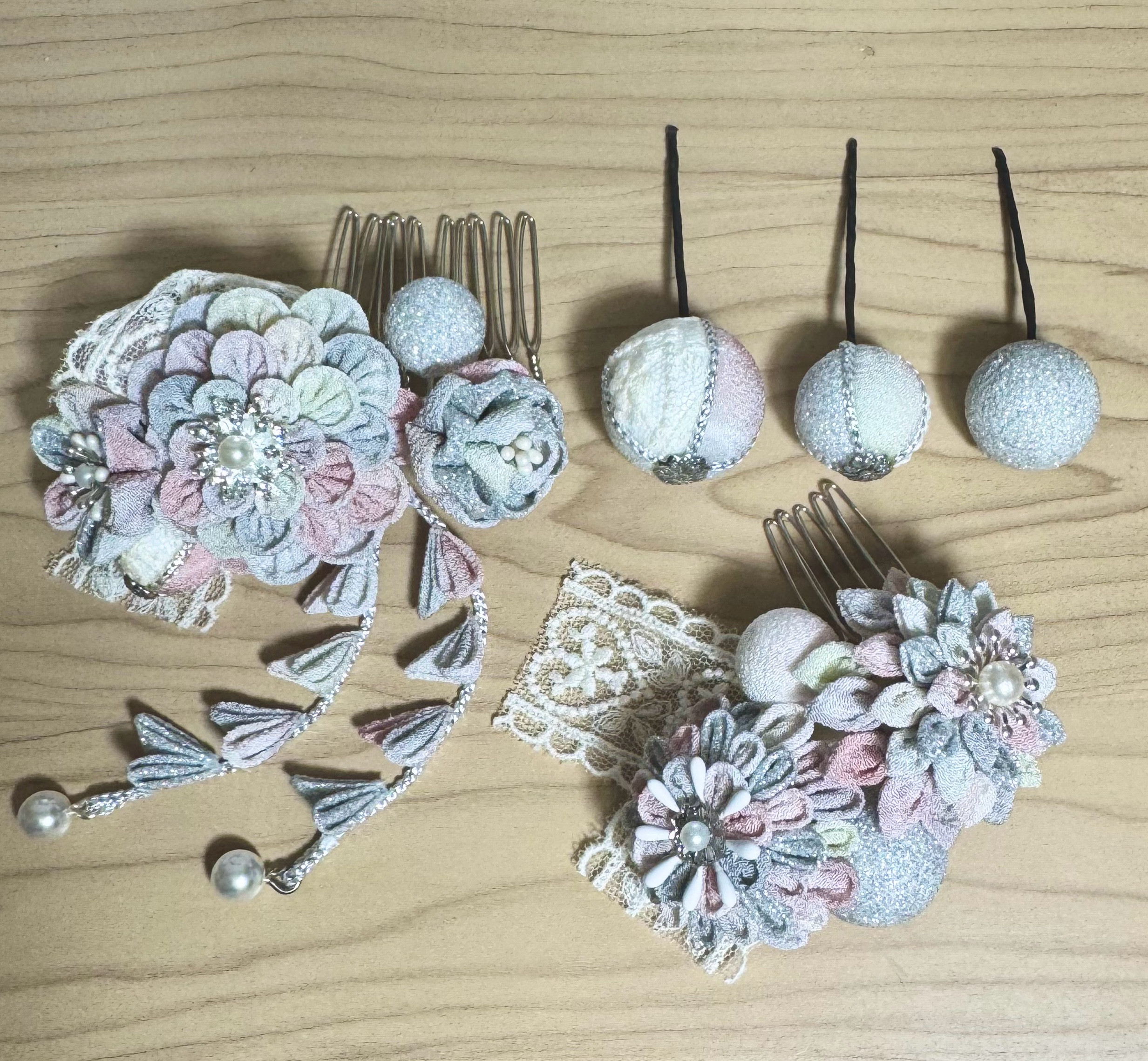 くすみカラー 白レースとつまみ細工髪飾り