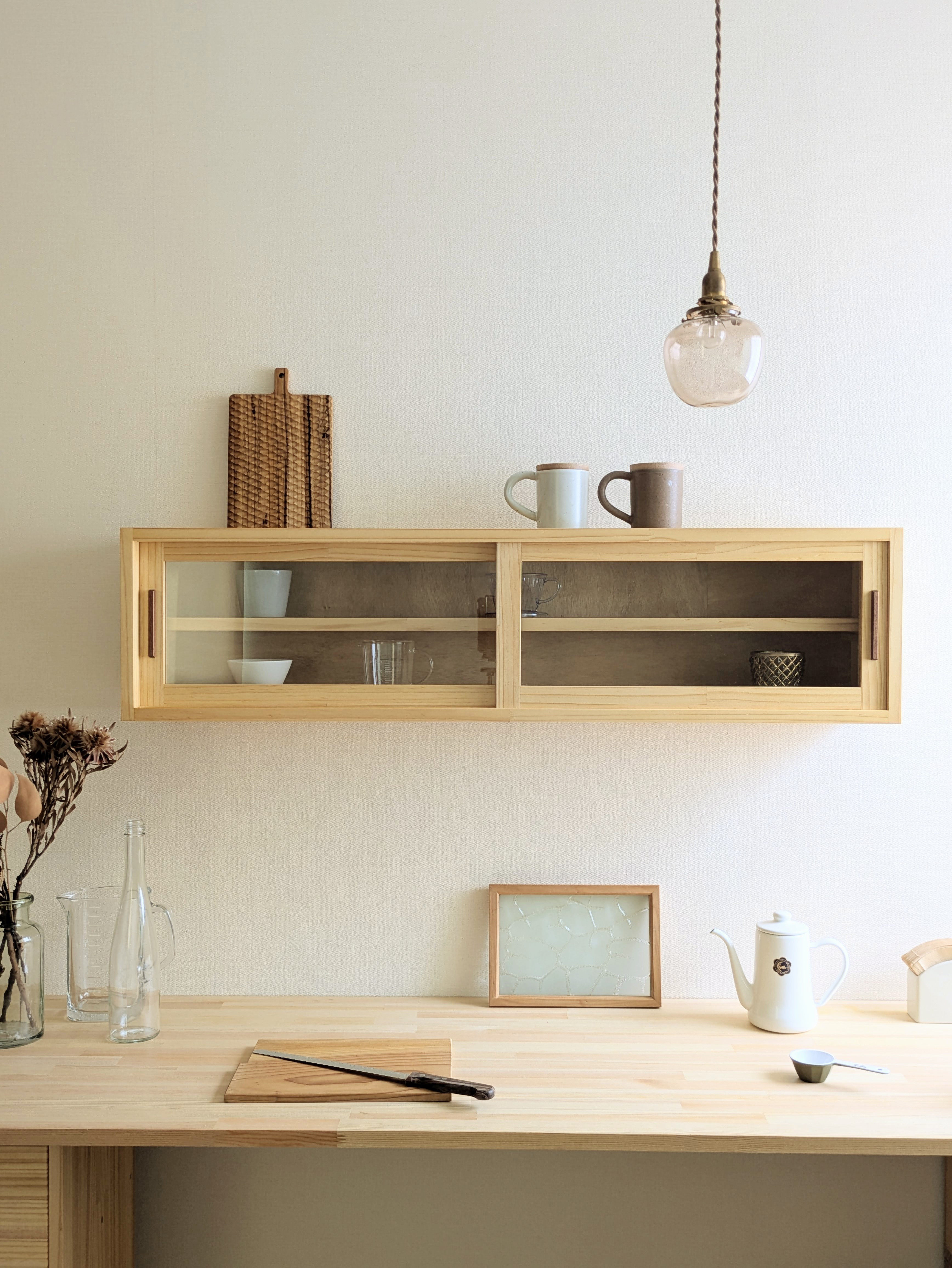 やさしいカップ棚　　　　食器棚　吊棚　オーダー