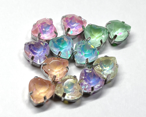 翡翠製香合 花の装飾 木製台座付き 翡翠製香合 花の装飾 木製台座付き