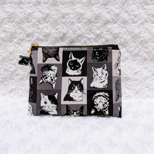 2308．大人可愛い in the pop world猫柄 三角マチのコスメポーチ