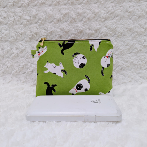 2308．大人可愛い in the pop world猫柄 三角マチのコスメポーチ