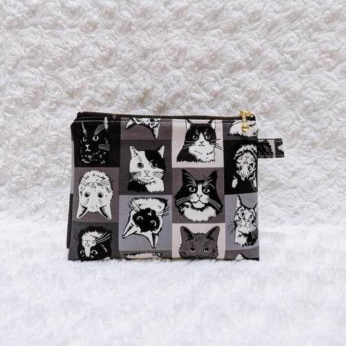 2308．大人可愛い in the pop world猫柄 三角マチのコスメポーチ