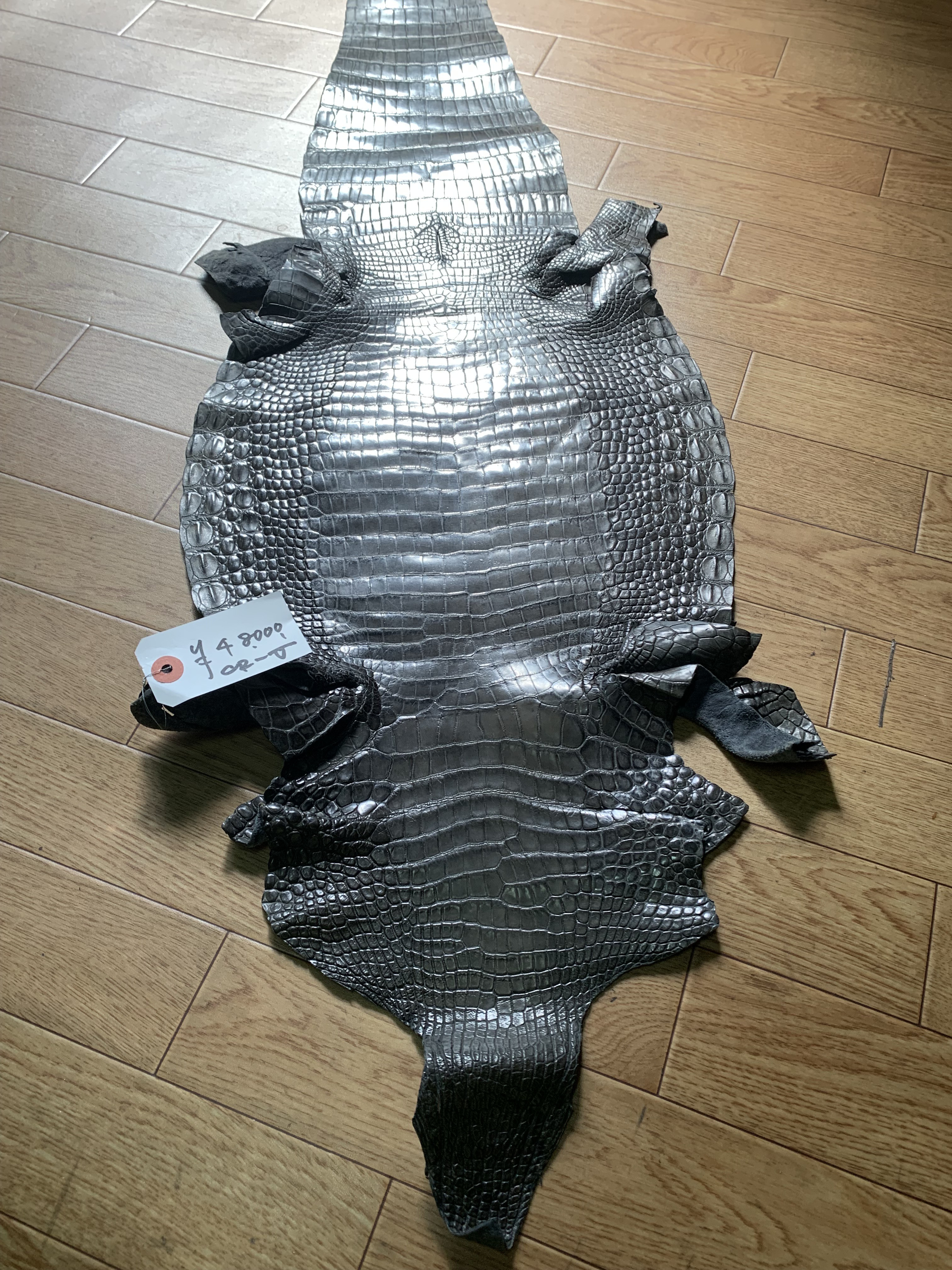 クロコダイル　ダークグレー　厚さ1.8から2.0ミリ