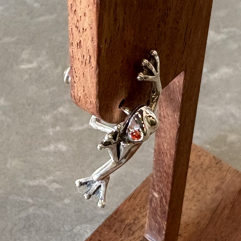 耳を登ろうとするカエルのピアス「FROG PIERCE 2 custom」