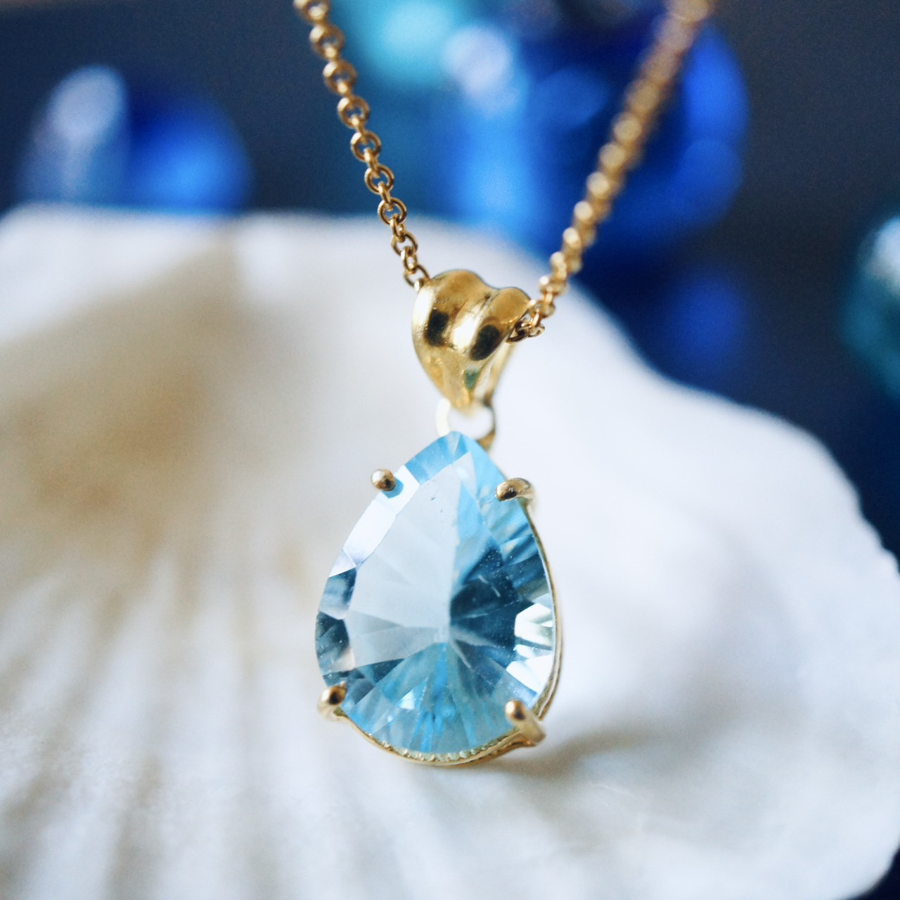大粒・スカイブルートパーズAAAコンケーブカット  ネックレス ~Sky Blue Topaz~