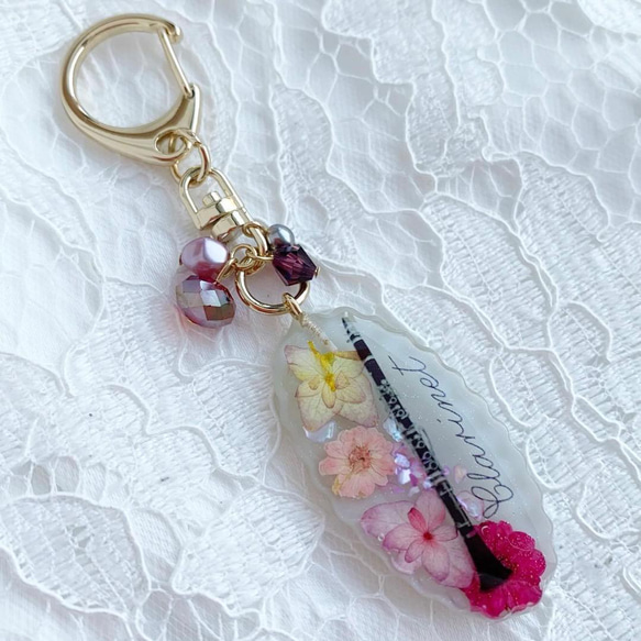 【2776】クラリネット アナベルやカラミンサ入りのホワイトオーバルキーホルダー 2776】クラリネット アナベルやカラミンサ入りのホワイトオーバル