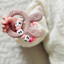 ✨送料無料✨【ギフトセットver.60 】大感謝祭！2点セット 出産祝い　スタイ　名前入りスタイ　洗える歯固め　名入れ 2枚目の画像