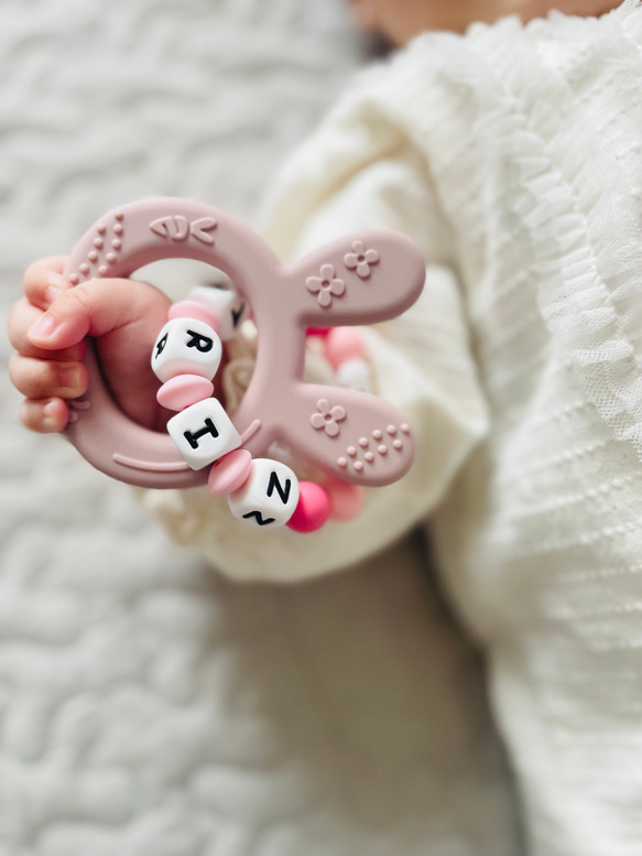 ✨送料無料✨【ギフトセットver.60 】大感謝祭！2点セット 出産祝い　スタイ　名前入りスタイ　洗える歯固め　名入れ 2枚目の画像