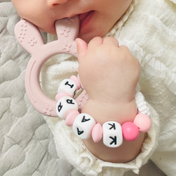 ✨送料無料✨【ギフトセットver.60 】大感謝祭！2点セット 出産祝い　スタイ　名前入りスタイ　洗える歯固め　名入れ 8枚目の画像