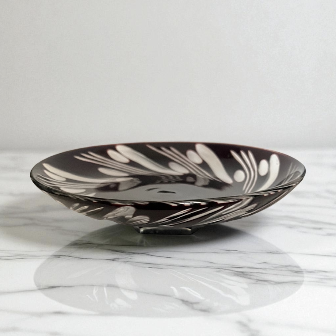 懐かしの昭和レトロ　切子 ガラス 濃赤 中皿 直径14.5cm 1枚