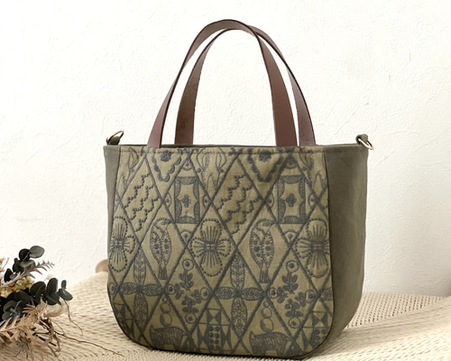 A4がラクラク入るかご編み付き横長トートバッグ　ミナペルホネン　ハンドメイド A4がラクラク入る かご編み付き横長トートバッグ ミナペルホネン