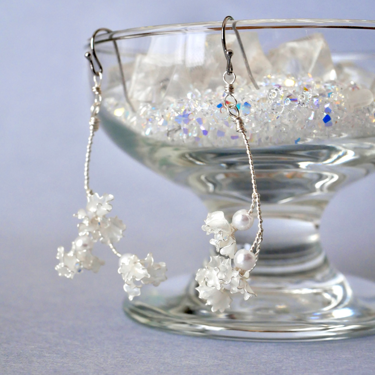 秋のサルスベリ　イヤリング/ピアス　　ホワイト　ディップアート　ディップフラワー　秋冬新作2025 秋限定2025