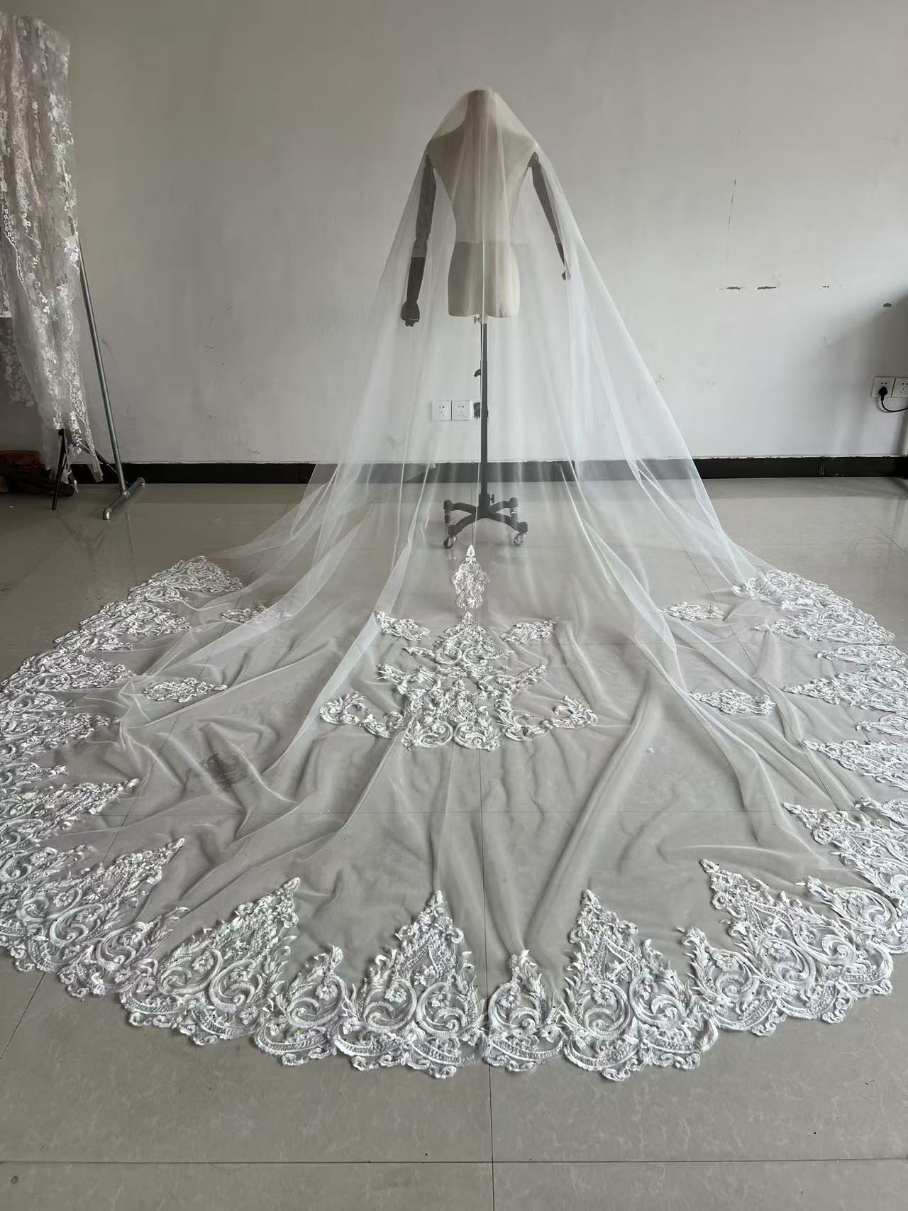 豪華！ロングベール オフホワイト キラキラ光る刺繍 シアーな美しさ 結婚式