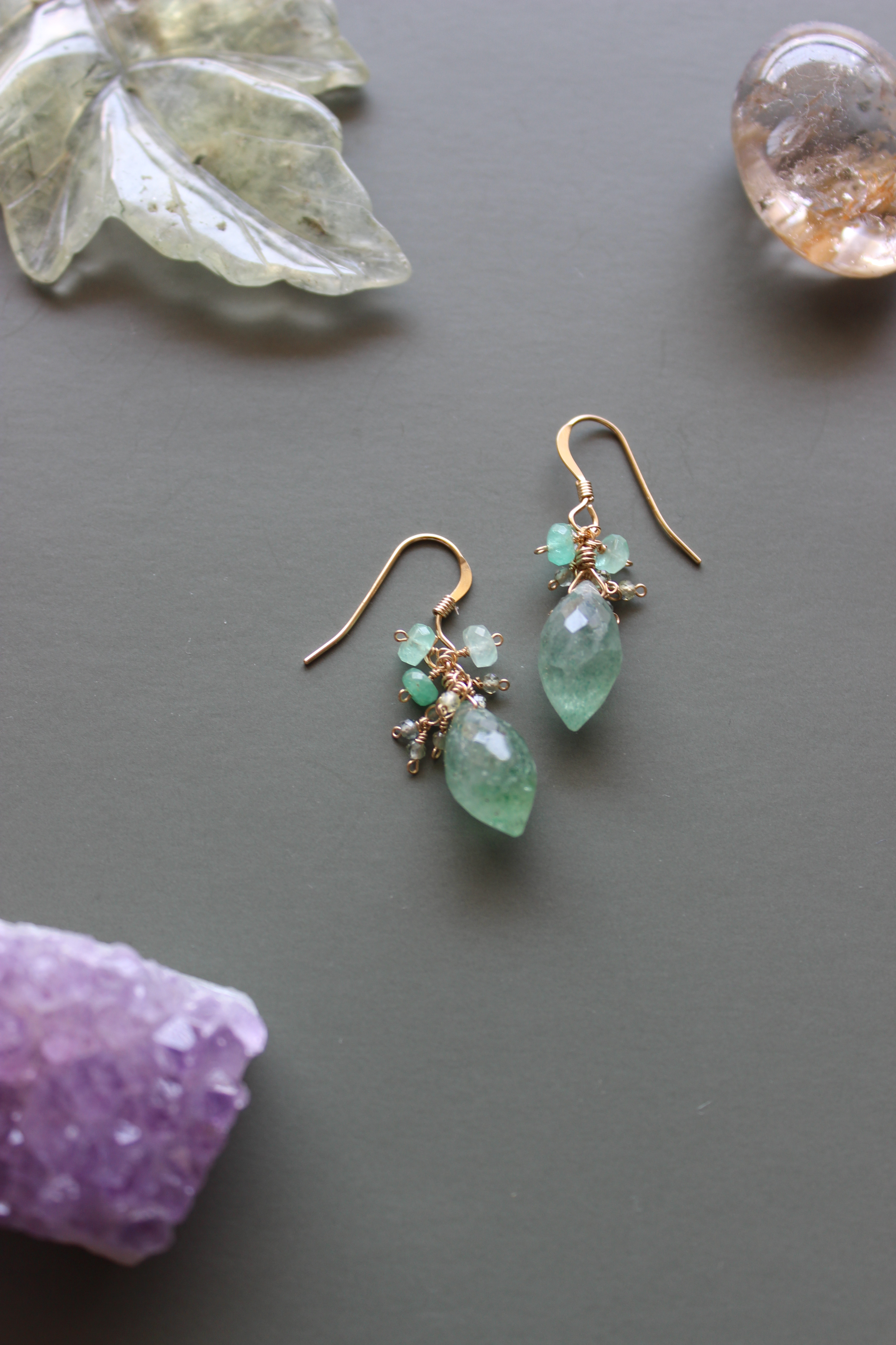 ライトカラーエメラルド、グリーンサファイア、グリーンストロベリークォーツのピアス(イヤリング)