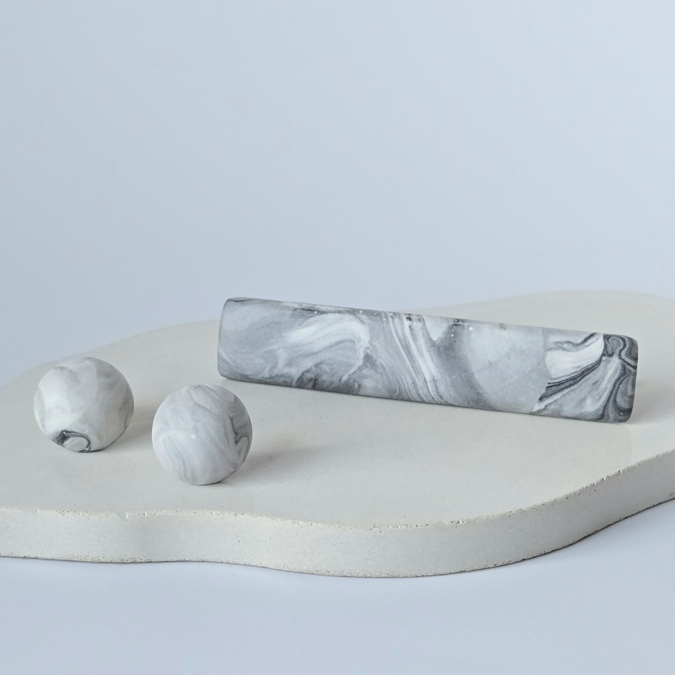 淡いゆらぎ モノトーンマーブルのピアス/イヤリングとヘアクリップのセット / シンプル/ 送料無料