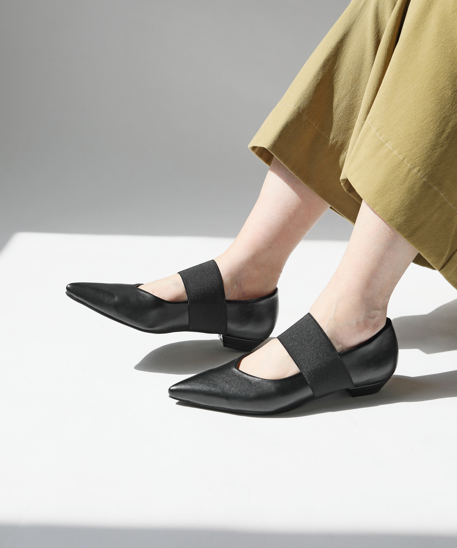 甲にやさしくフィットゴムバンド付きフラットシューズ／ポインテッドトゥ／キレイめ・ナチュラルコーデに◎【S/M/L/LL】