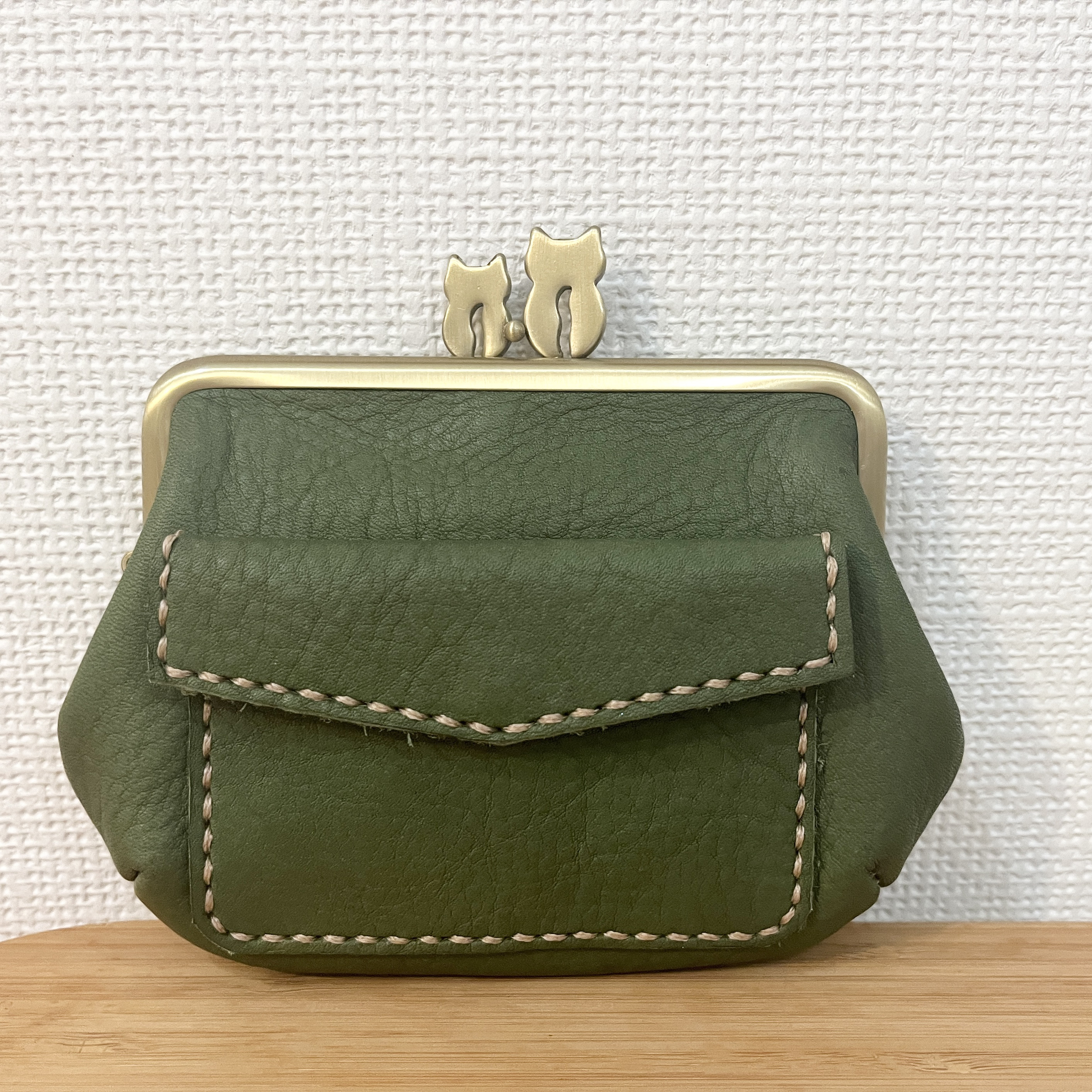 ぱかっと開くとお部屋が3つの親子がまぐち♪外ポッケが付いた親子ネコさん口金の四角い本革ミニ財布