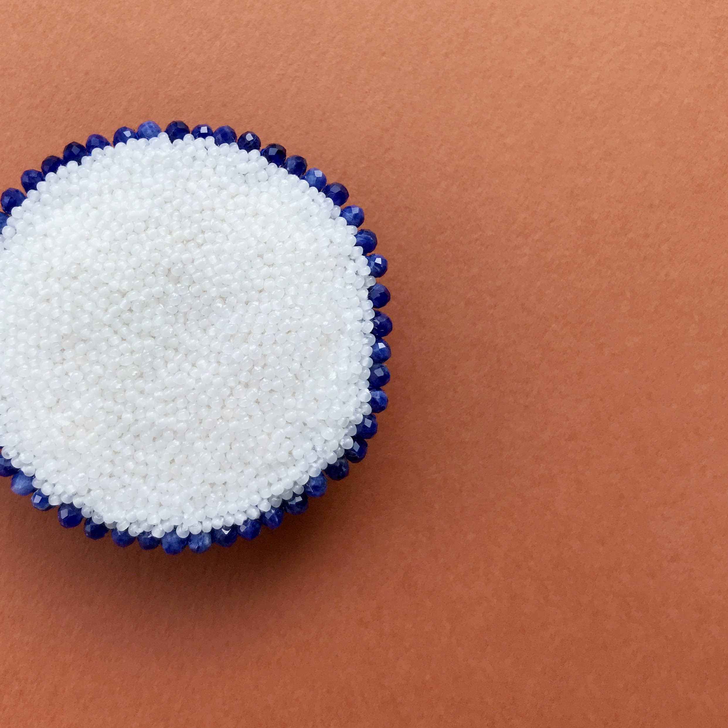 【一点物】ソーダライト＋チェコガラスビーズ　ブローチ