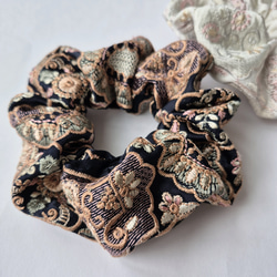 シュシュ リボン インド刺繍 ハンドメイドシュシュM-4257♡ブラウンサテン♡インド刺繍リボン付♡ ブラウン ヘア 上品 大人 ブラック ヘアゴム