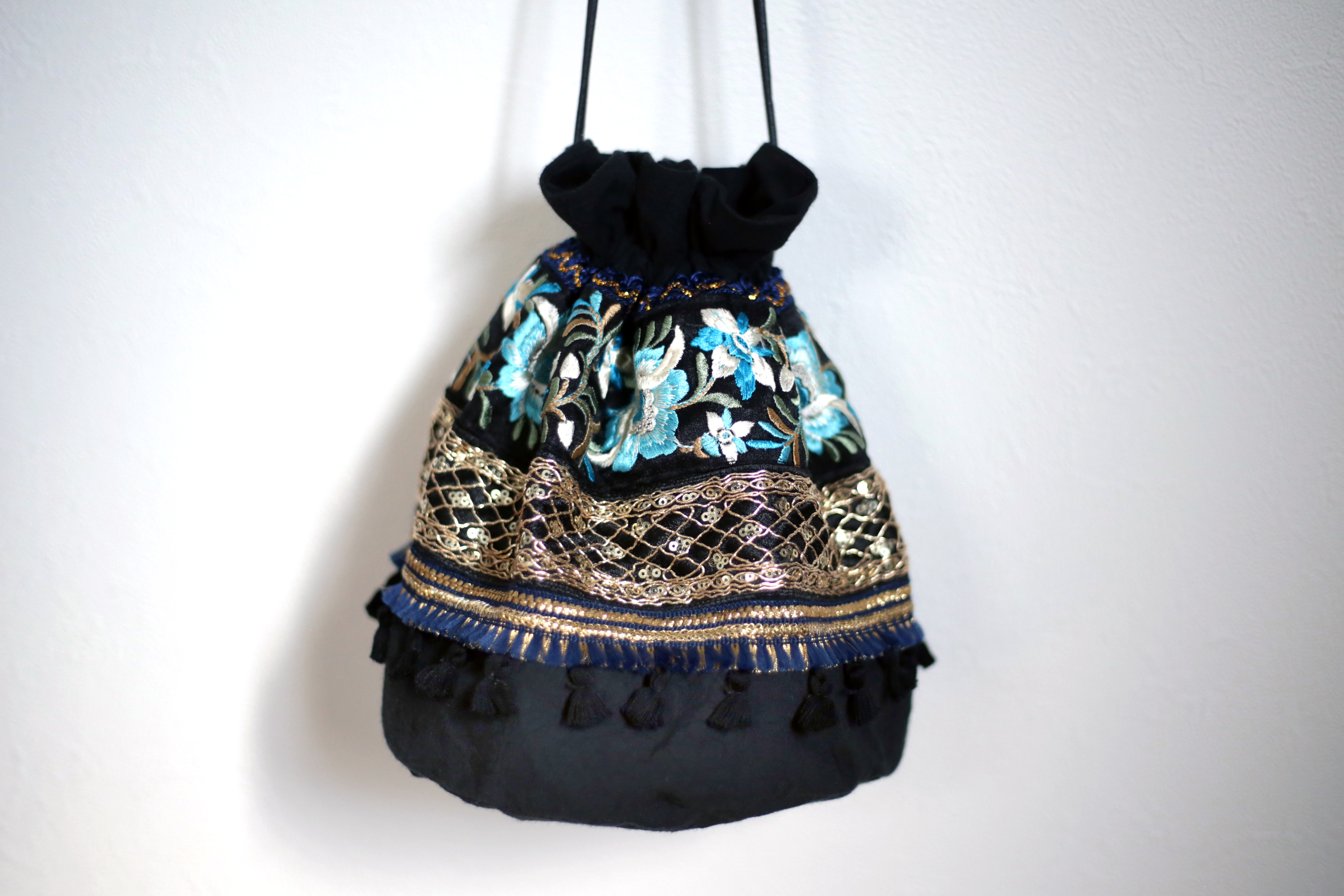 Mサイズ✴︎インド＆スペインブレード丸底巾着バッグ　刺繍　スパンコール　ゴールド　金色　リネン　麻　花柄　ブルー系