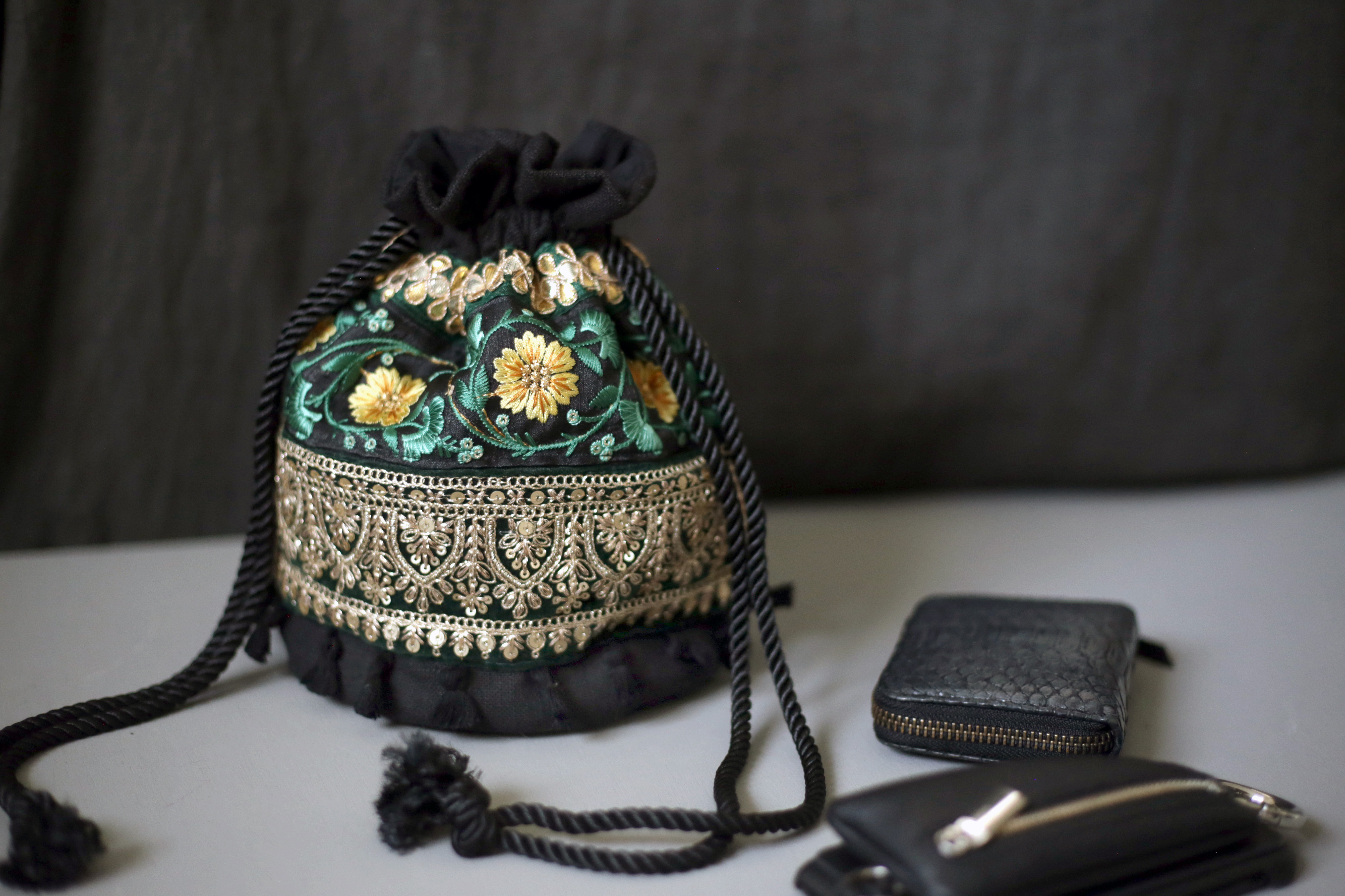 【ラスト1点】Sサイズ✴︎インドブレード＆麻スラブ　丸底ミニ巾着バッグ　緑＆黄色　刺繍　ゴールド　花柄　スパンコール