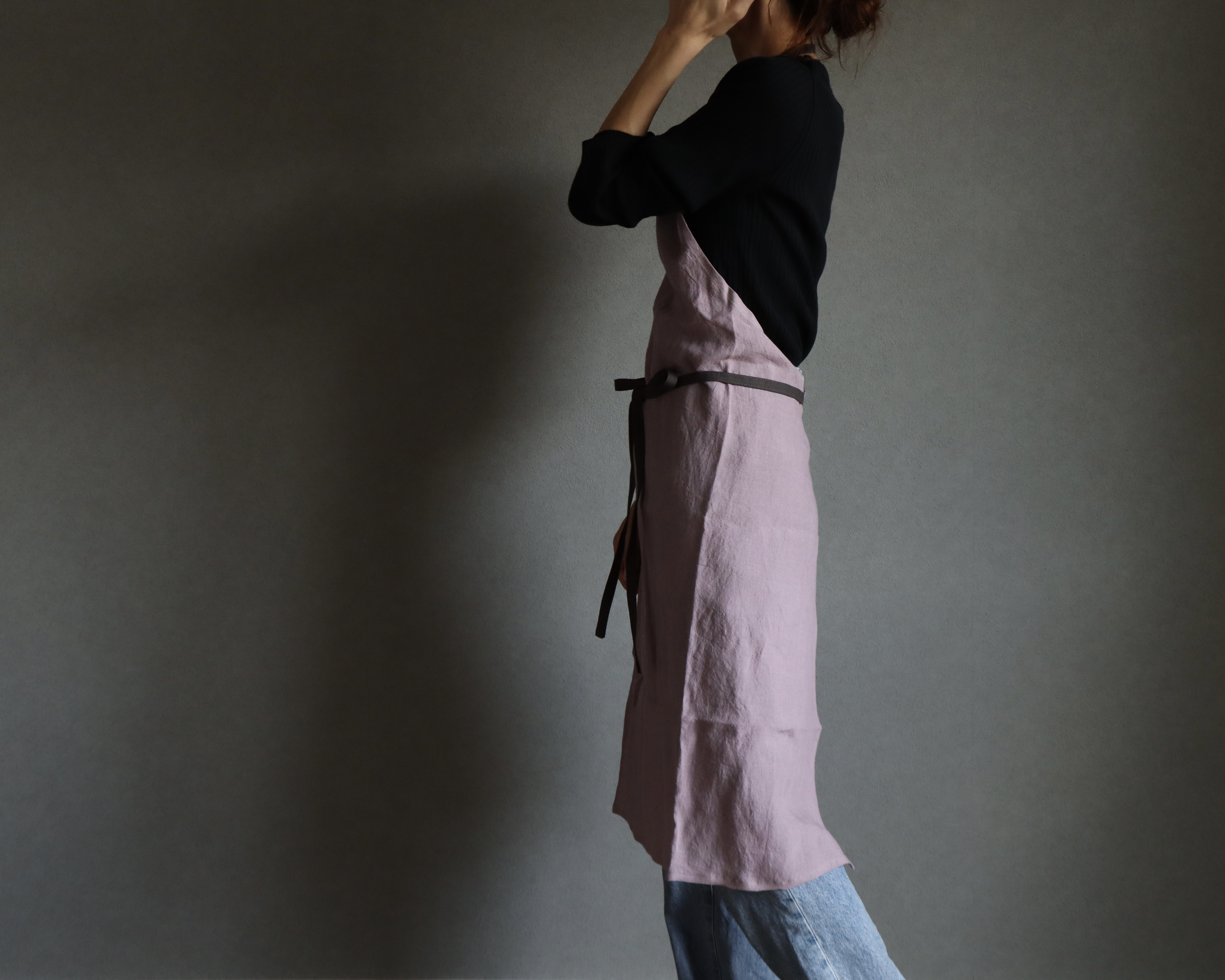 洗い込まれてふっくら肌触りのベルギーリネン×コットンリネンのシンプルなエプロン／ラベンダーピンク×チャコール