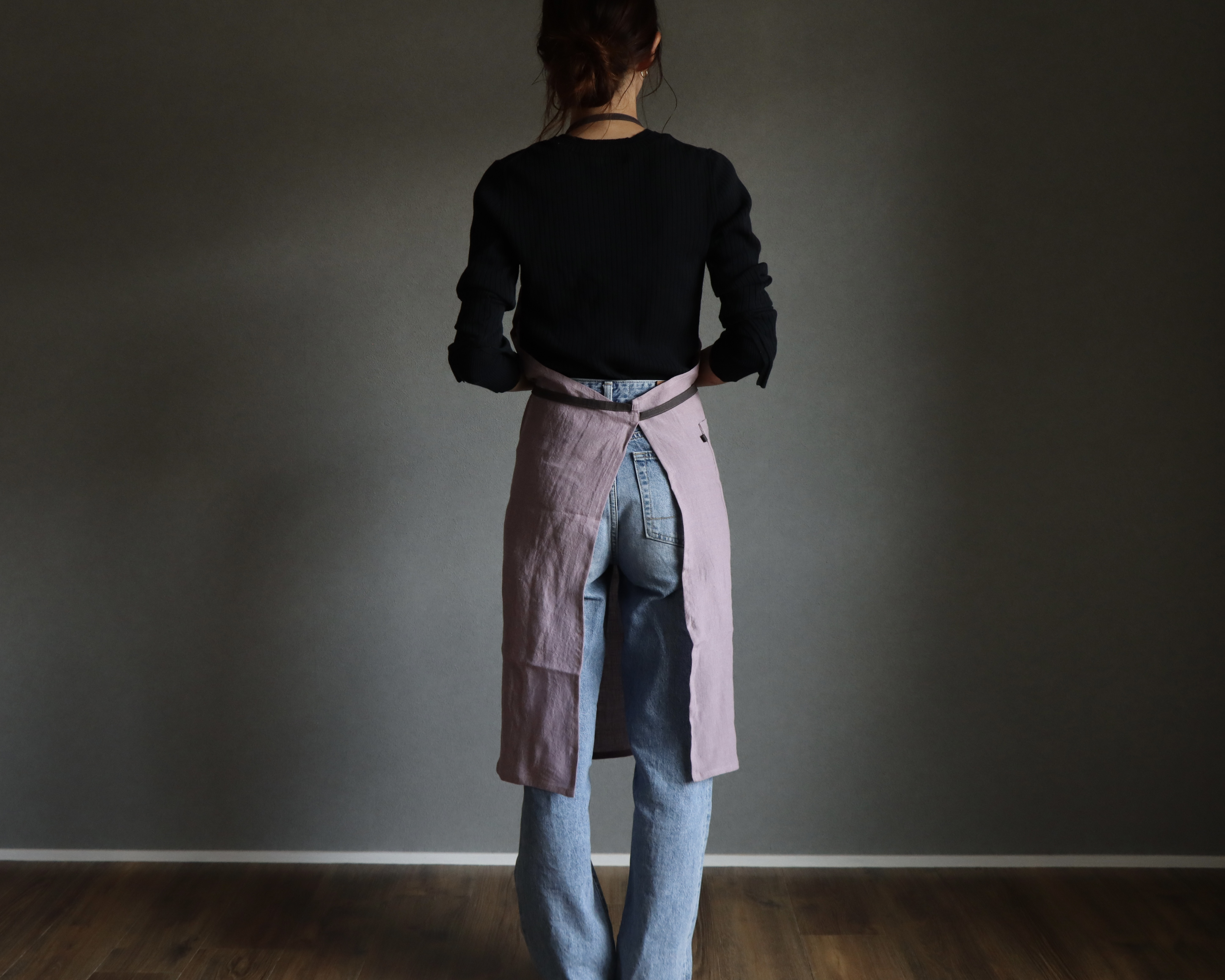 洗い込まれてふっくら肌触りのベルギーリネン×コットンリネンのシンプルなエプロン／ラベンダーピンク×チャコール