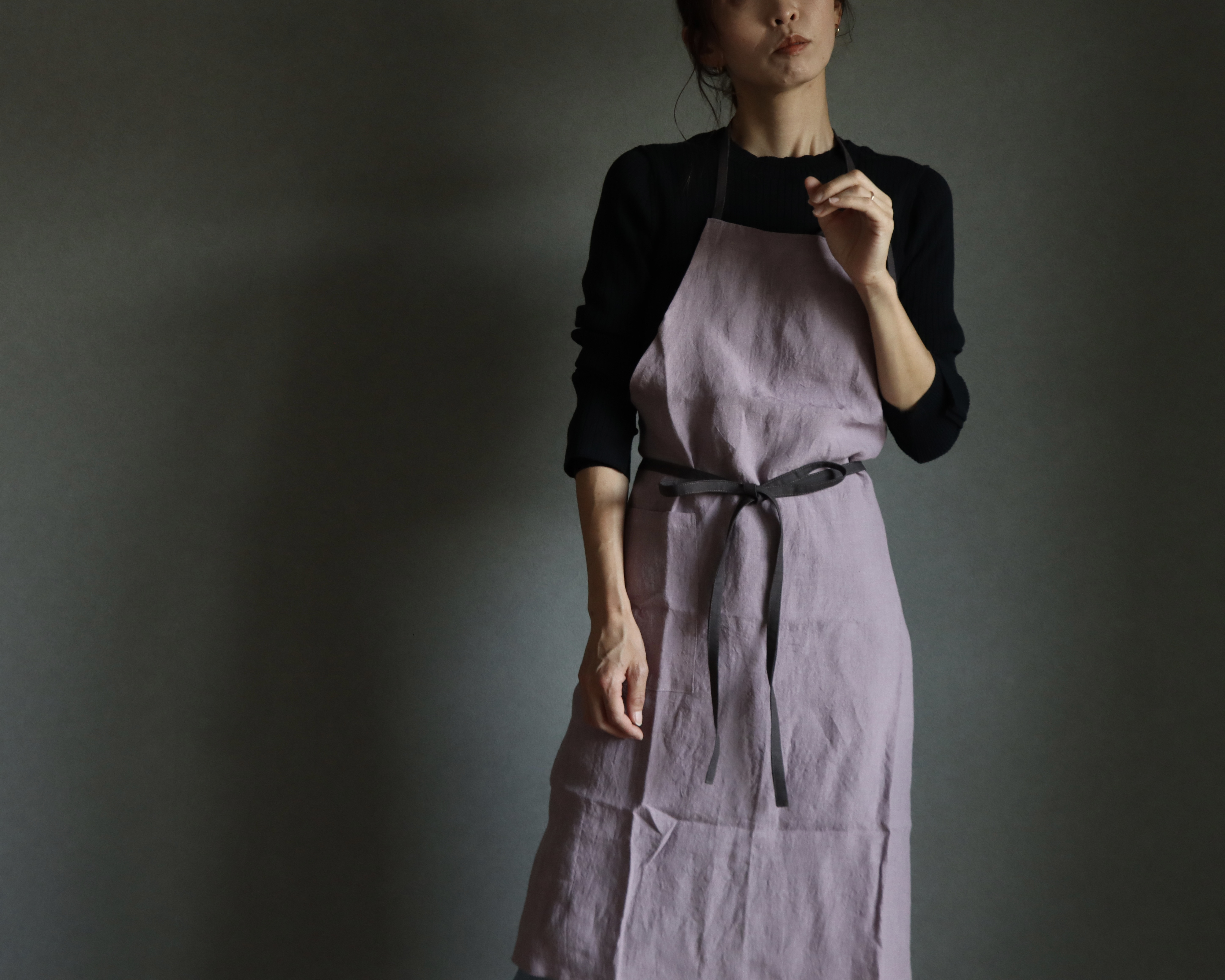 洗い込まれてふっくら肌触りのベルギーリネン×コットンリネンのシンプルなエプロン／ラベンダーピンク×チャコール