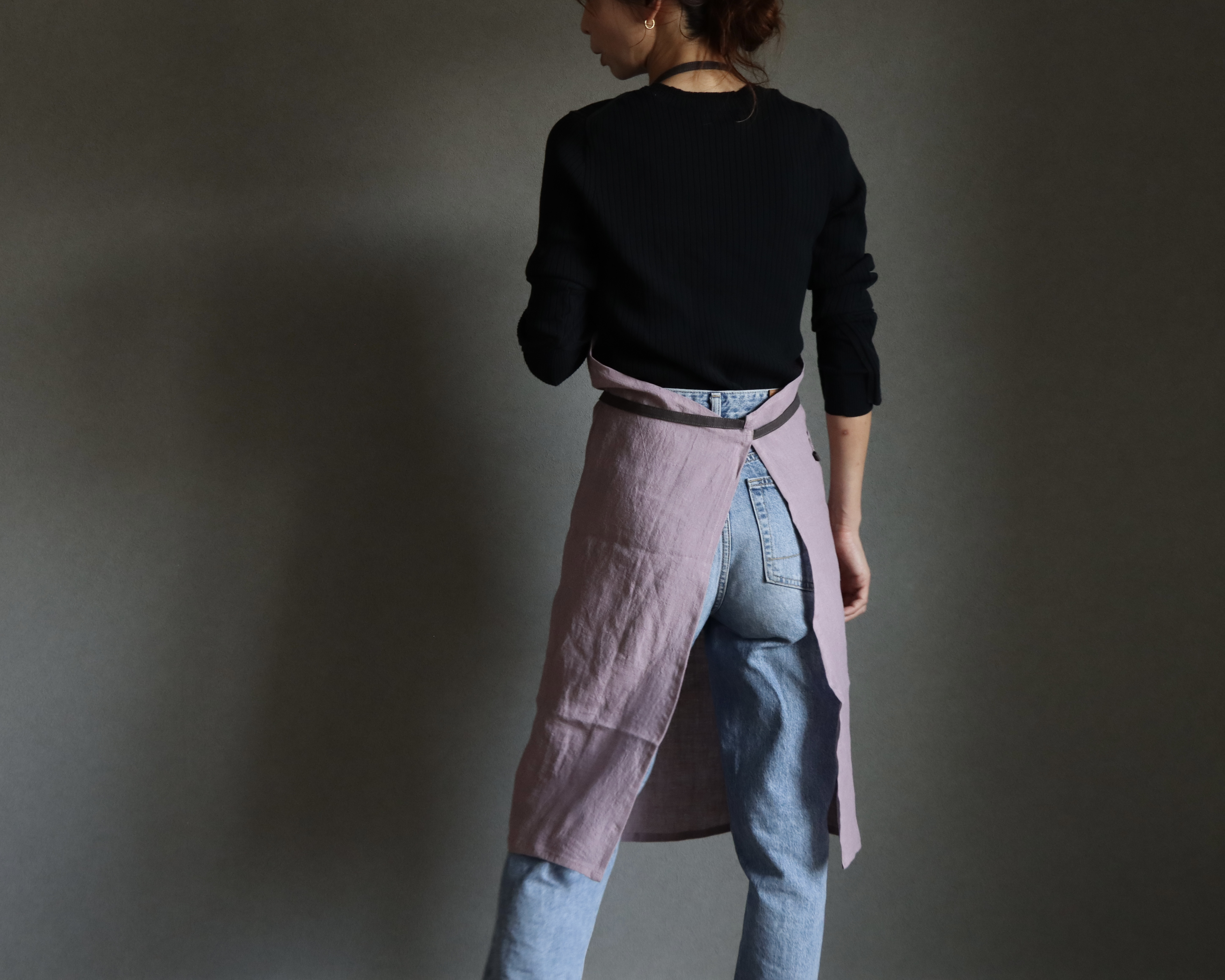 洗い込まれてふっくら肌触りのベルギーリネン×コットンリネンのシンプルなエプロン／ラベンダーピンク×チャコール