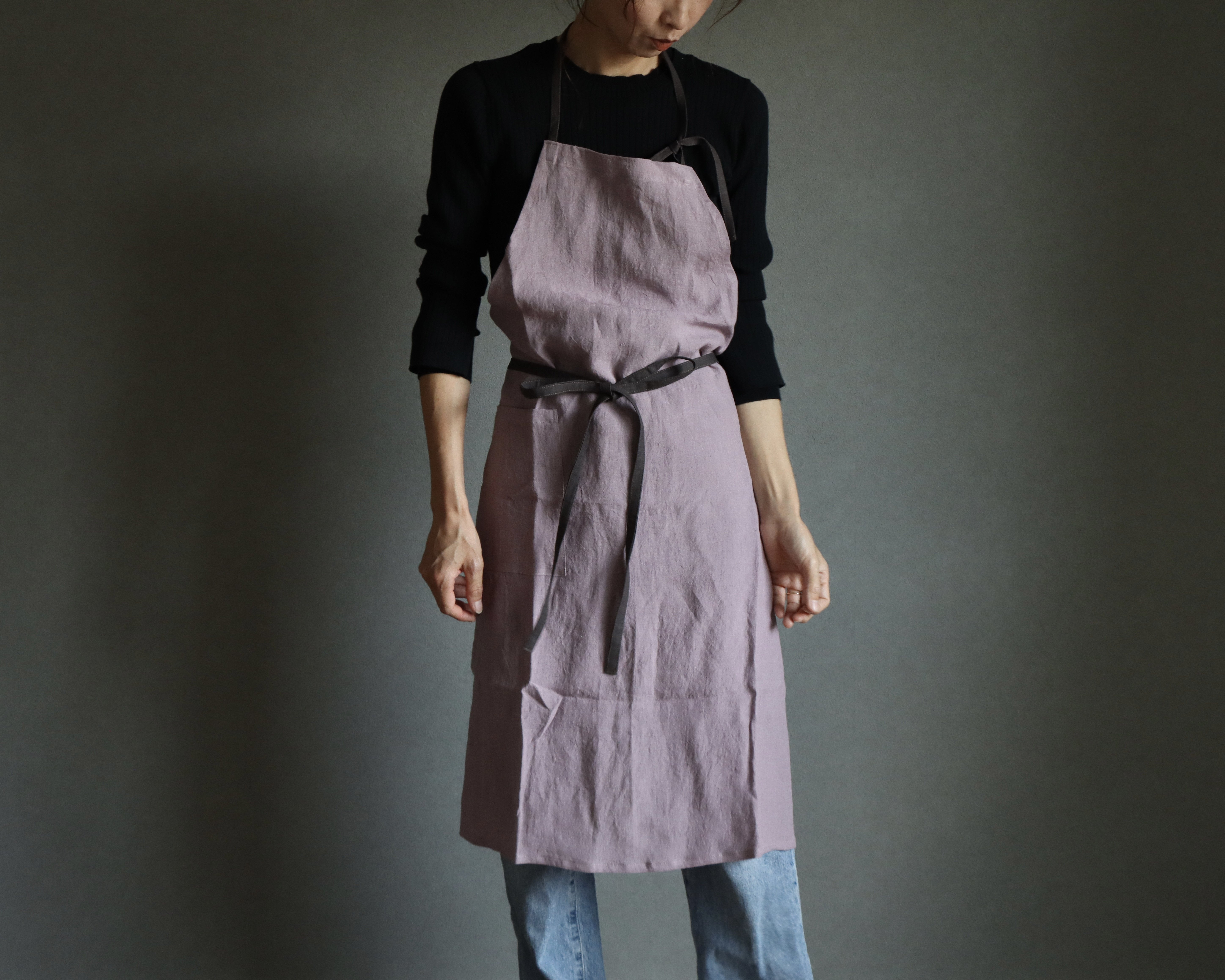 洗い込まれてふっくら肌触りのベルギーリネン×コットンリネンのシンプルなエプロン／ラベンダーピンク×チャコール