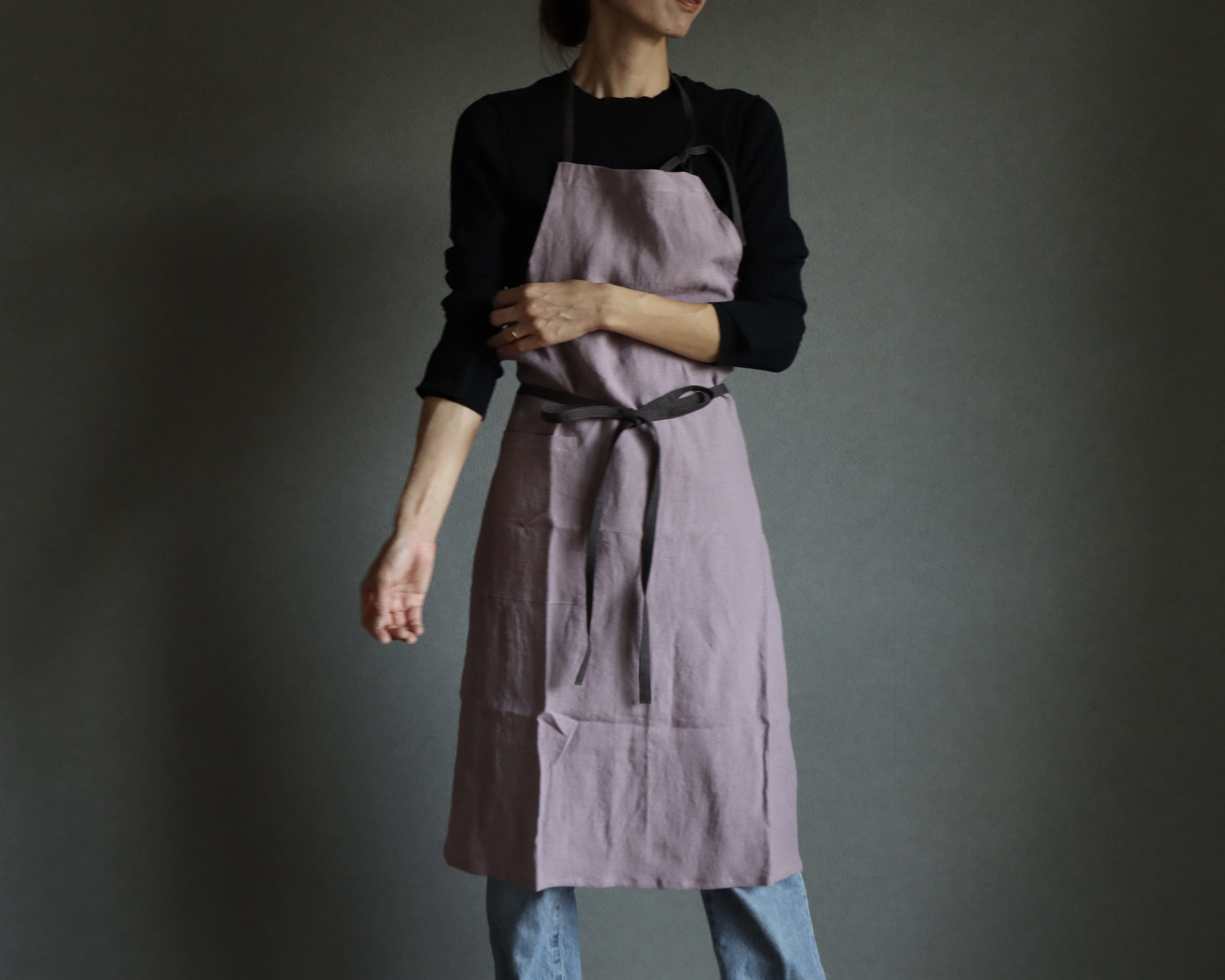 洗い込まれてふっくら肌触りのベルギーリネン×コットンリネンのシンプルなエプロン／ラベンダーピンク×チャコール