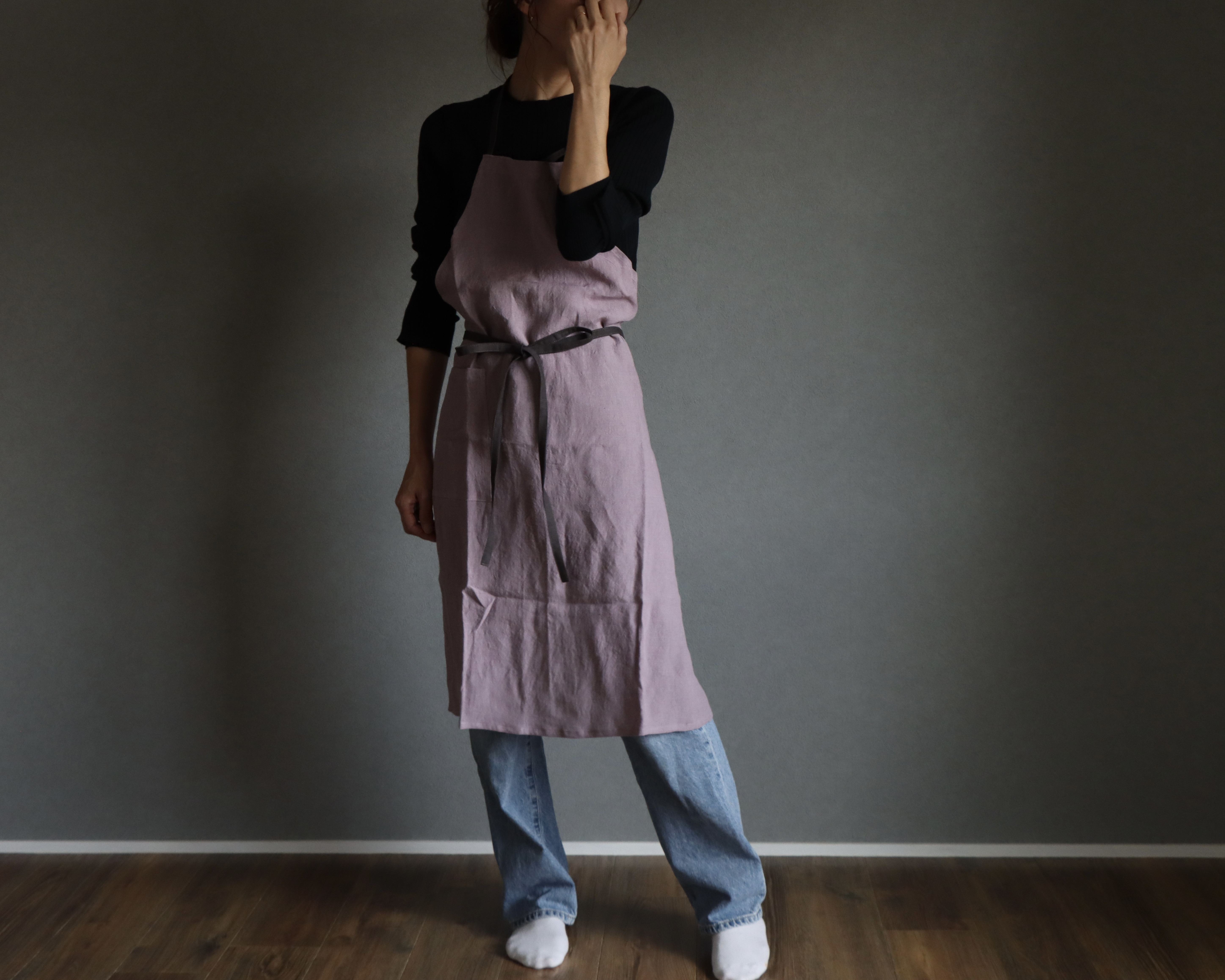 洗い込まれてふっくら肌触りのベルギーリネン×コットンリネンのシンプルなエプロン／ラベンダーピンク×チャコール