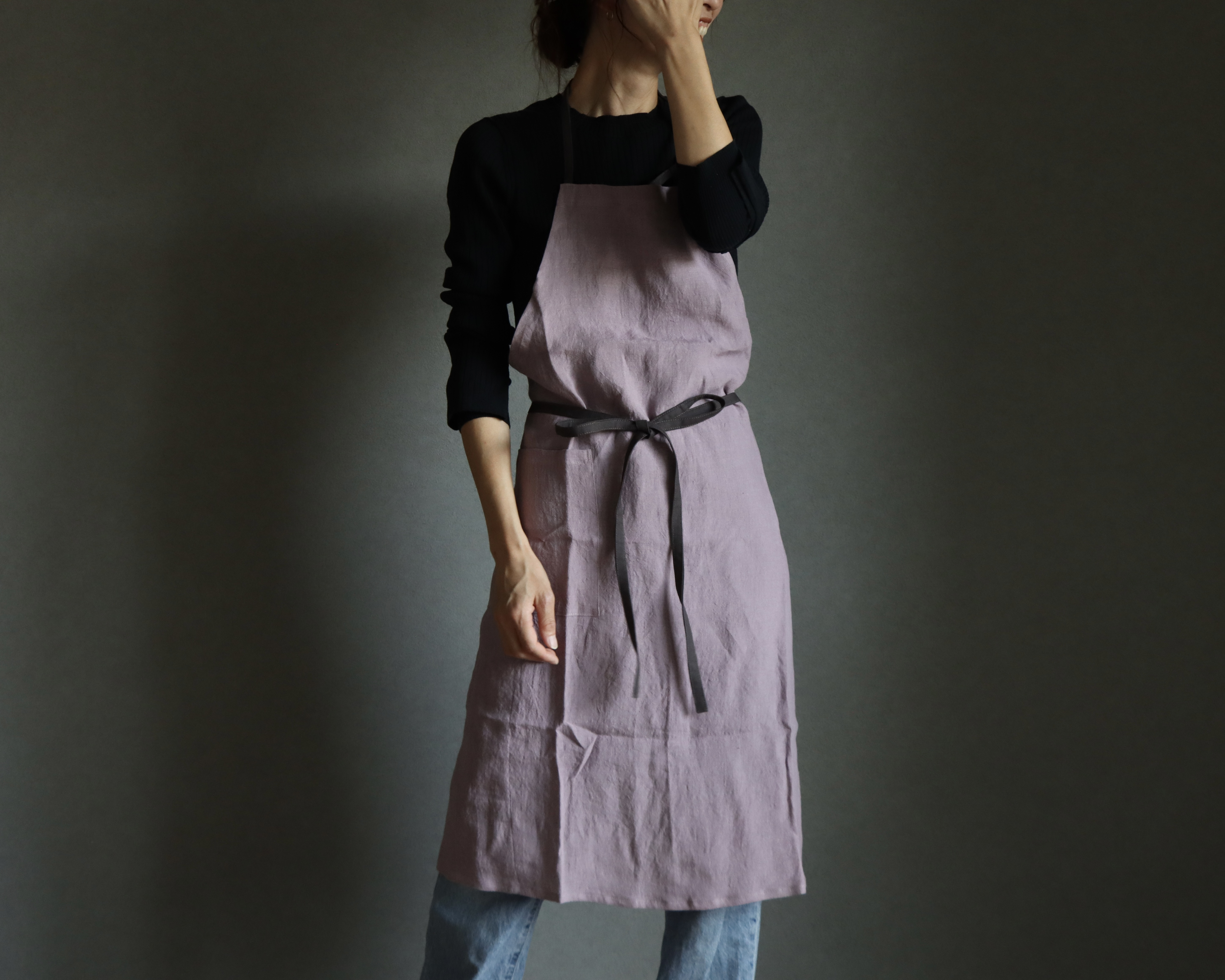 洗い込まれてふっくら肌触りのベルギーリネン×コットンリネンのシンプルなエプロン／ラベンダーピンク×チャコール