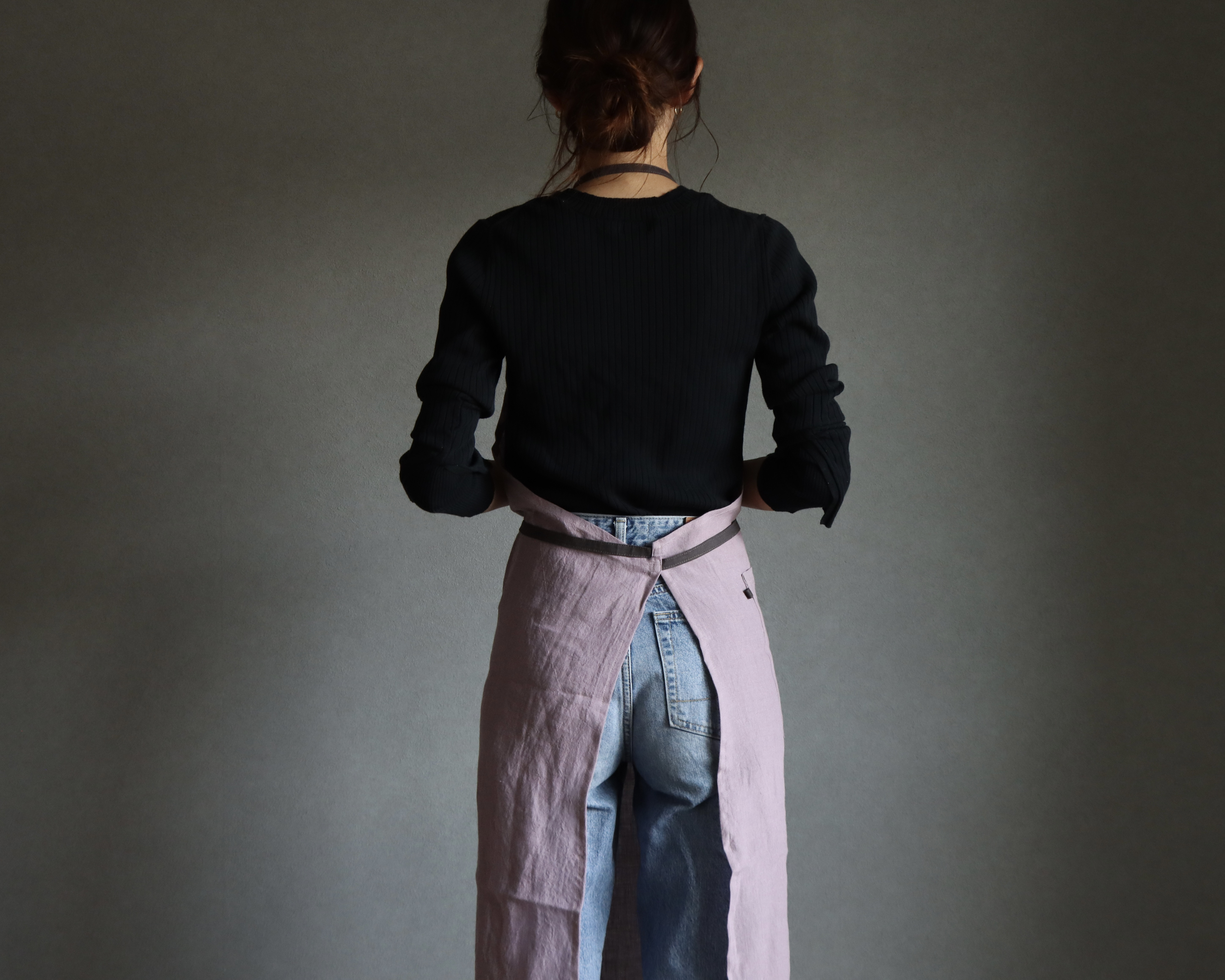 洗い込まれてふっくら肌触りのベルギーリネン×コットンリネンのシンプルなエプロン／ラベンダーピンク×チャコール