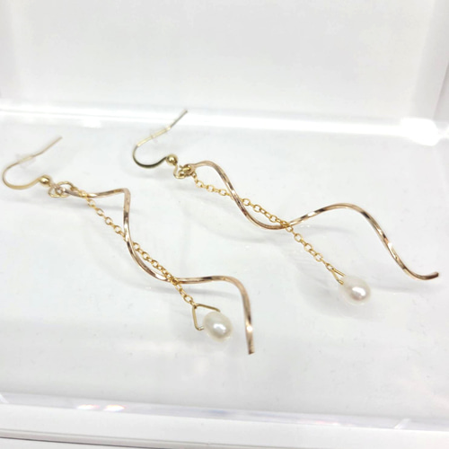 淡水パール × ゴールドスパイラル》ロングピアス 7cm｜サージカル