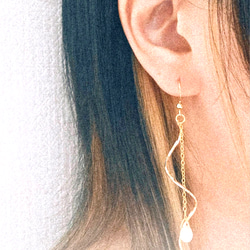 淡水パール × ゴールドスパイラル》ロングピアス 7cm｜サージカル