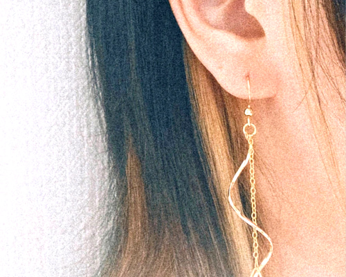 淡水パール × ゴールドスパイラル》ロングピアス 7cm｜サージカル