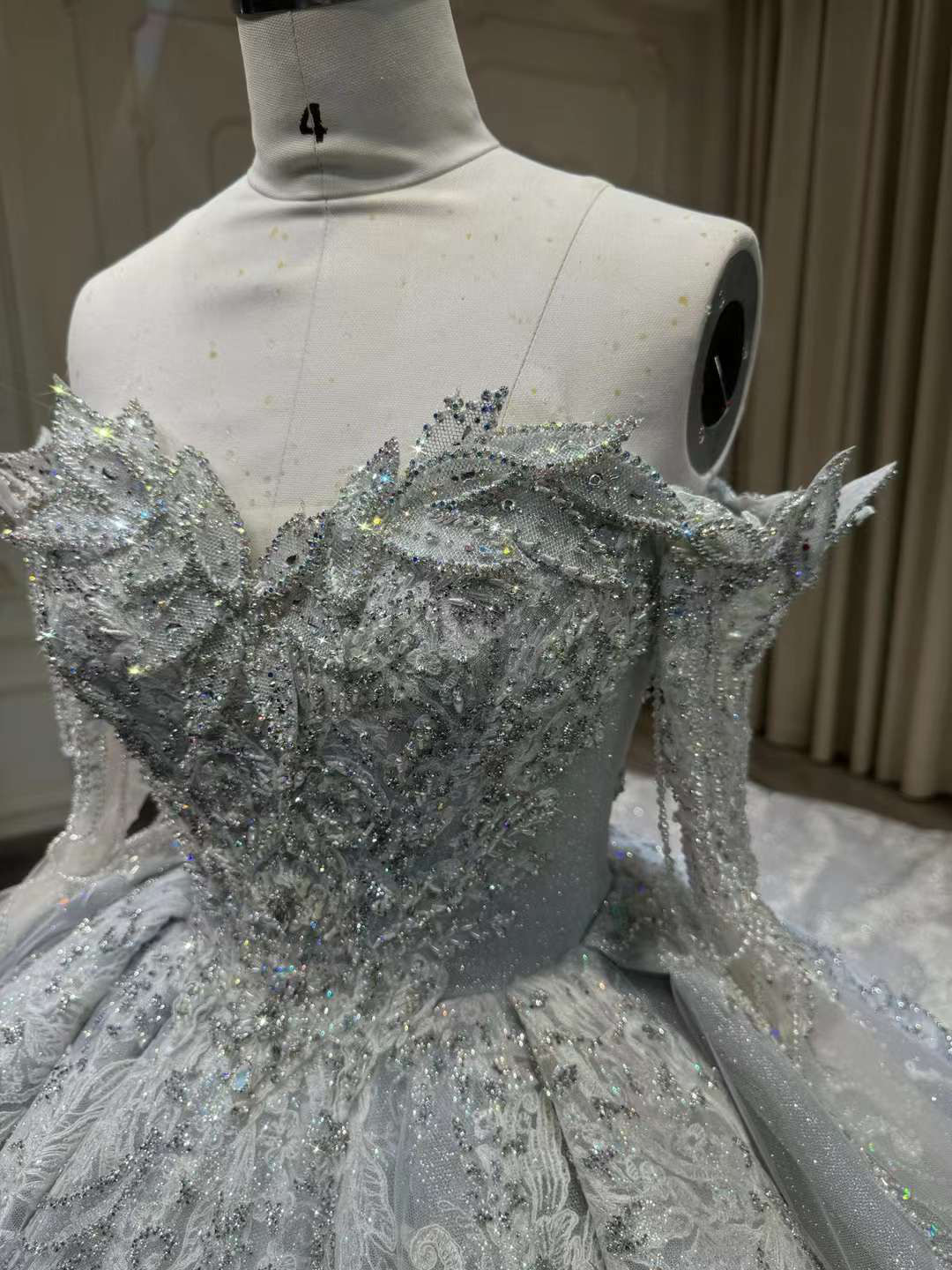 高級ブルーグレー　オフショルダー　取り外し可能お袖　魅惑の花レース　プリンセスライン編み上げ　結婚式二次会前撮りお呼ばれ