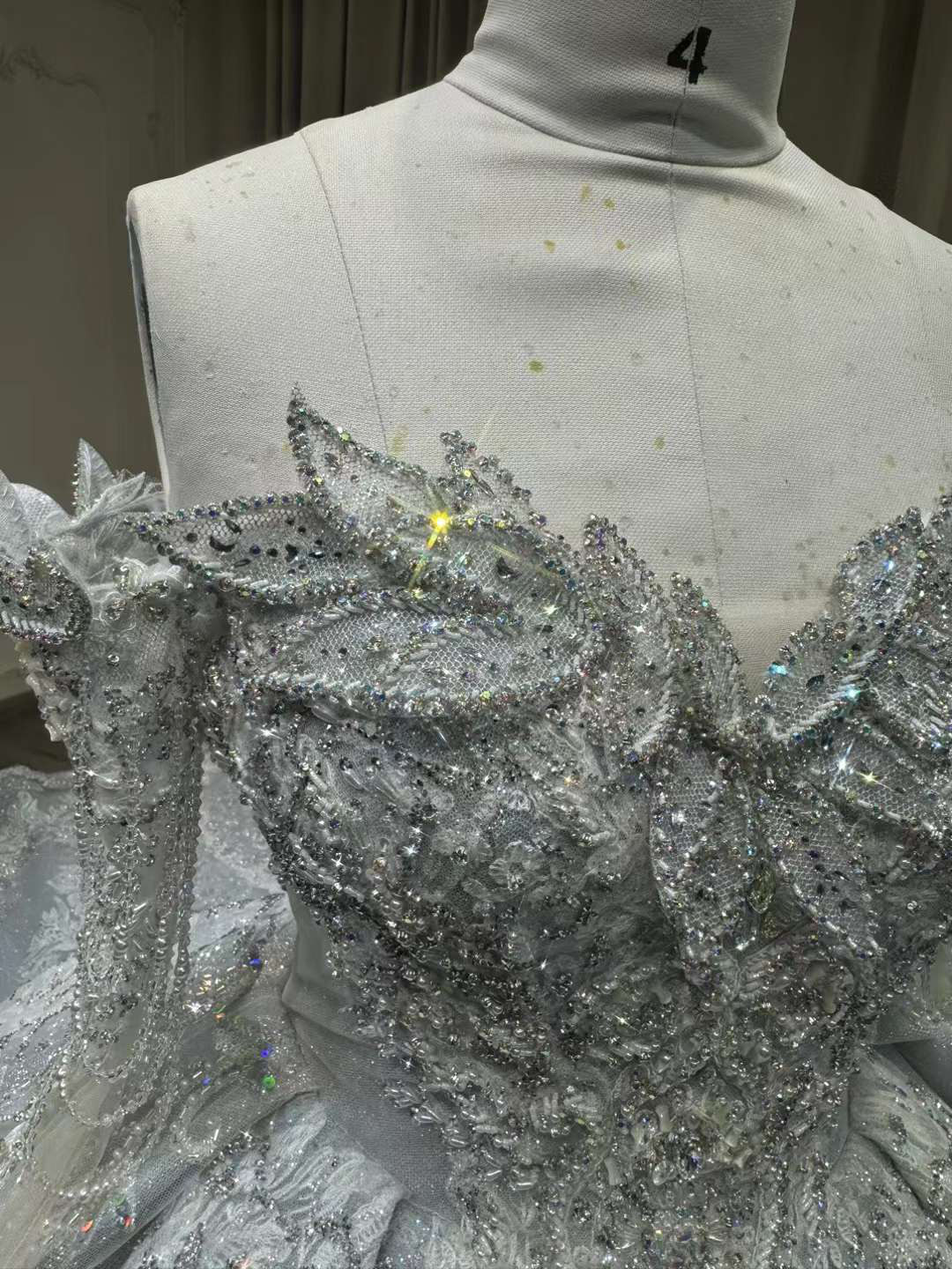 高級ブルーグレー　オフショルダー　取り外し可能お袖　魅惑の花レース　プリンセスライン編み上げ　結婚式二次会前撮りお呼ばれ