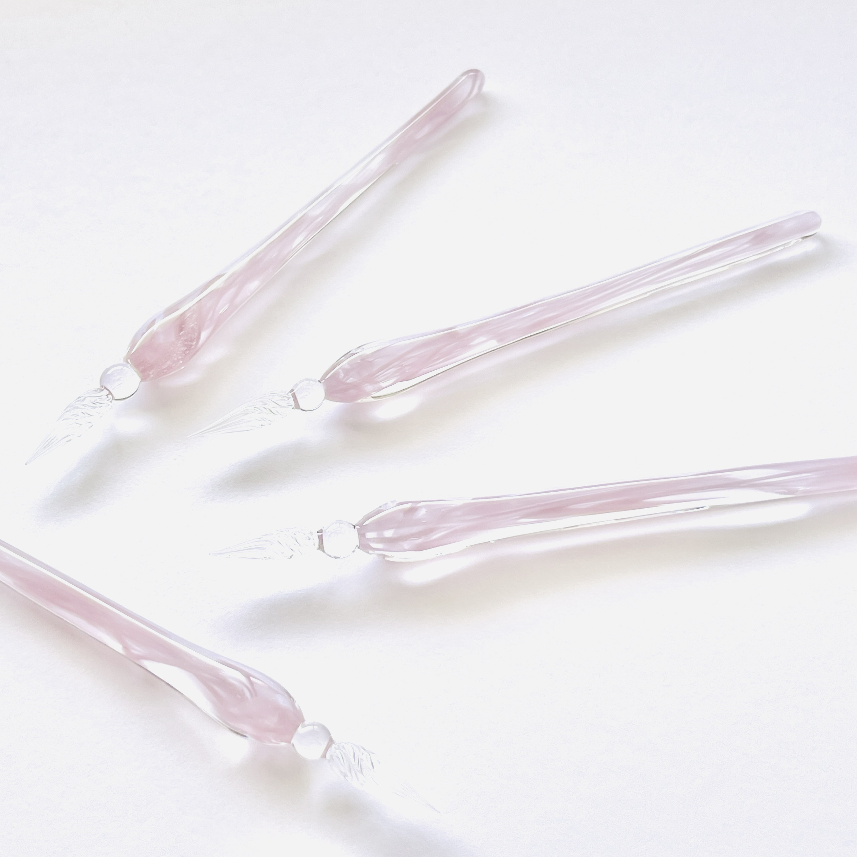 スモーキーピンクのガラスペン(中太字)