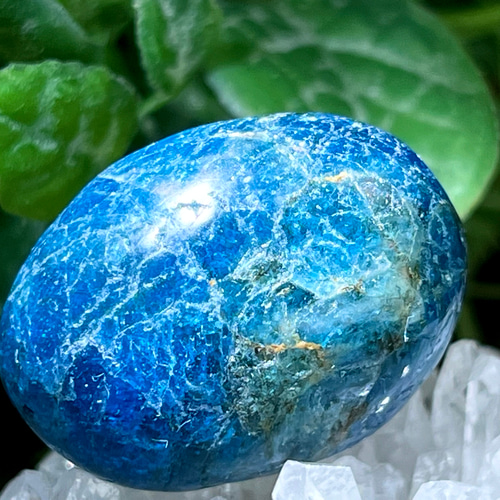 ★特別ご提供★調和を象徴する石☆絆を強める♡【アパタイト『燐灰石』タンブル】❤️ アパタイト 燐灰石 ハート型 置物 専用木製台座付 重さ329g 絆を