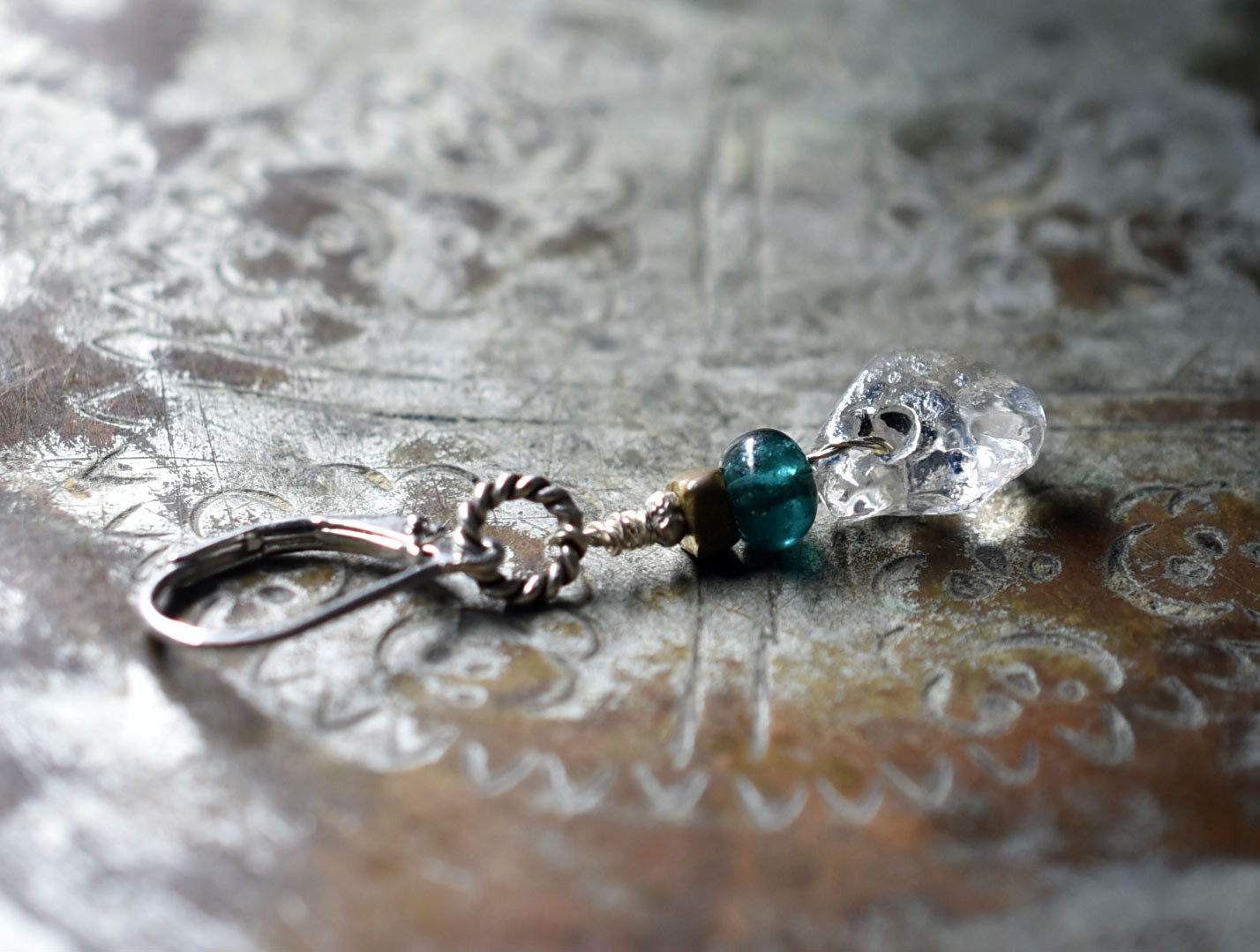 雫型古代施釉水晶とインディゴブルーアンティークビーズ、oldオリッサブラスの片耳ピアス