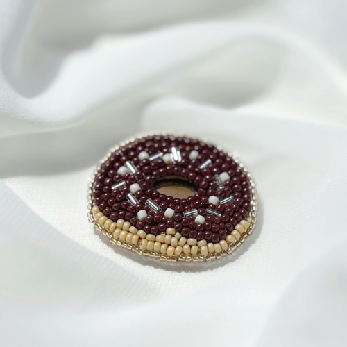 ドーナツ刺繍ブローチ「ホワイトチョコスプレー」スイーツビーズ刺繍