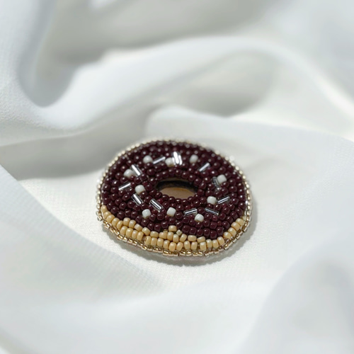 ドーナツ刺繍ブローチ「ホワイトチョコスプレー」スイーツビーズ刺繍