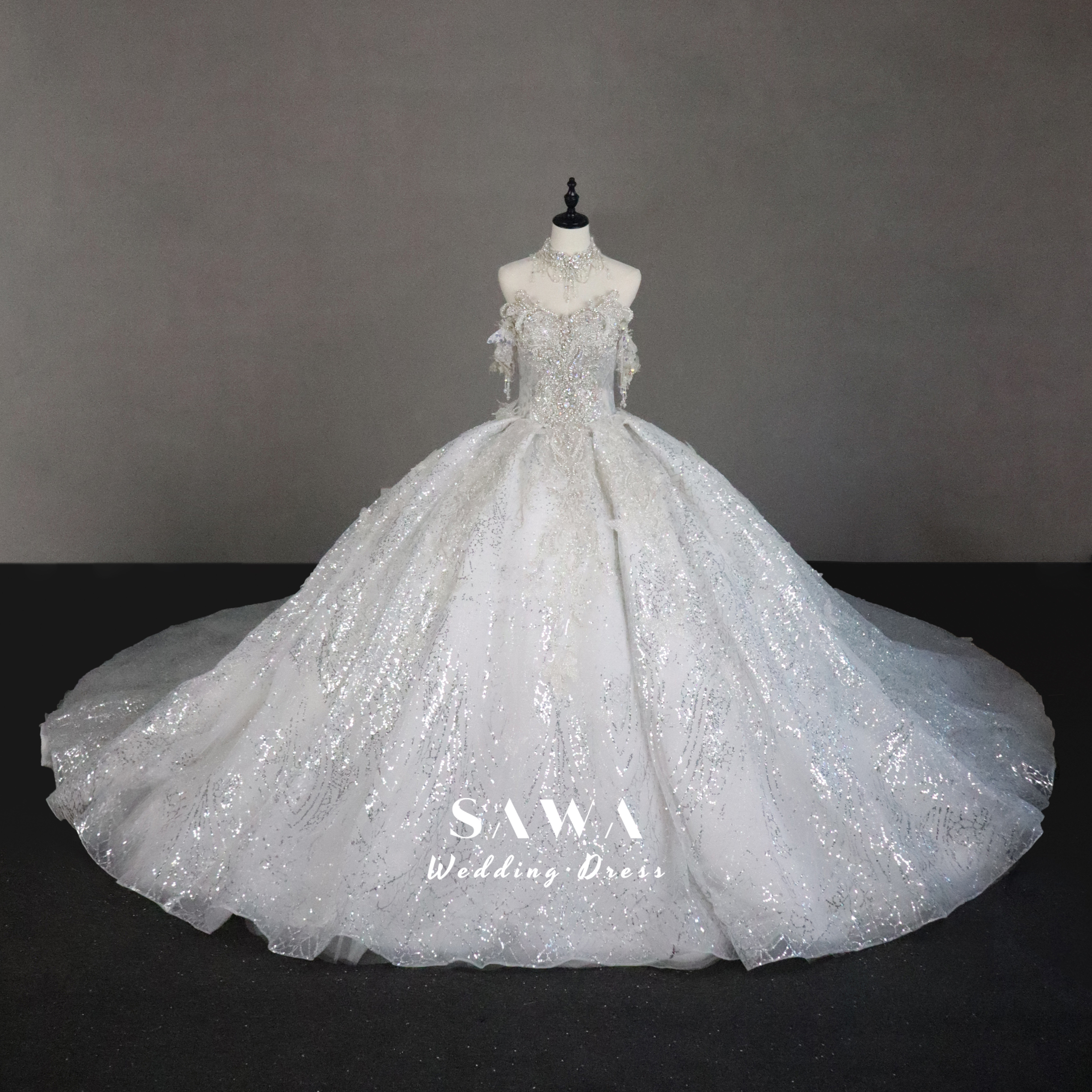 大人気上昇中　ネックレス付き　蝶々　取り外し可能袖可愛い　オフショルダー　キラキラ　ラメ入り白　編み上げ　ロングトレーン